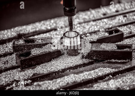 Metallbearbeitung CNC-Fräsmaschine. Modernen Metallverarbeitung schneiden Technologie. Kleine Schärfentiefe. Warnung - authentische Aufnahmen in schwierigen condit Stockfoto
