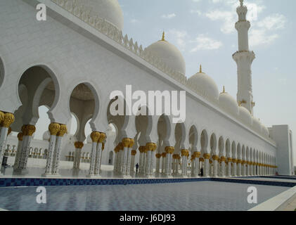 Schräge Aussicht nach Osten, dekorative Seen, Kuppeln und Minarett, Südseite der Scheich-Zayed-Moschee, Abu Dhabi, Vereinigte Arabische Emirate Stockfoto