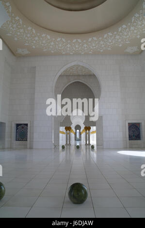 Der Korridor der inneren Bogengänge, der von unterhalb der Kuppel nach Norden am östlichen Eingang der Scheich-Zayed-Moschee, Abu Dhabi, Vereinigte Arabische Emirate, blickt Stockfoto