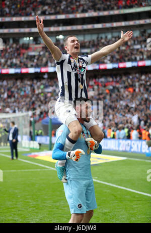 Millwall Torwart Jordan Archer und Millwall Shaun Williams feiern die Sky Bet League One Play-off-Finale im Wembley Stadium, London zu gewinnen. Stockfoto