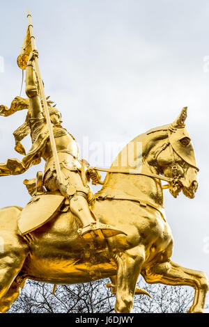 Denkmal Jeanne D'Arc in Philadelphia, gemacht aus goldenem Metall - glänzt 24-7. Stockfoto