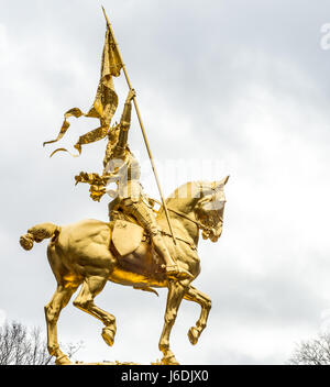 Denkmal Jeanne D'Arc in Philadelphia, gemacht aus goldenem Metall - glänzt 24-7. Stockfoto