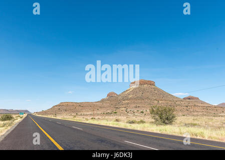 Die drei Schwestern, drei typische Karoo Hügel neben der N1-Straße in der Nähe von Dorf von drei Schwestern in der Provinz Westkap in Südafrika Stockfoto