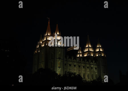 Nacht Blick auf das beleuchtete Nordseite der Salt-Lake-Tempel, Temple Square, Salt Lake City, Utah, USA Stockfoto