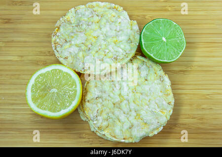 Reiskuchen und Zitrusfrüchte Stockfoto
