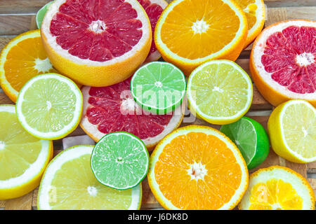 Frische gechopten Scheiben von verschiedenen Arten von Zitrusfrüchten Stockfoto