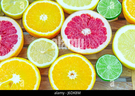 Frische gechopten Scheiben von verschiedenen Arten von Zitrusfrüchten Stockfoto