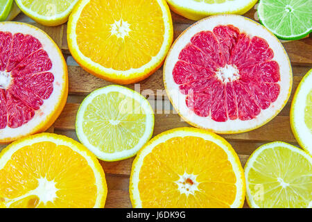 Frische gechopten Scheiben von verschiedenen Arten von Zitrusfrüchten Stockfoto