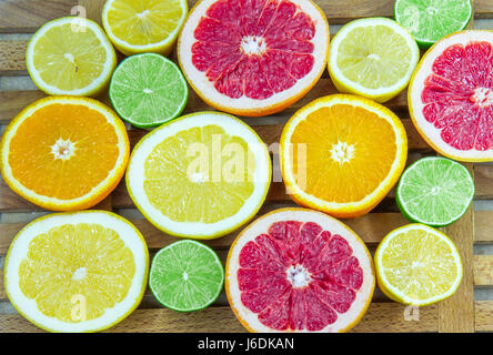 Frische gechopten Scheiben von verschiedenen Arten von Zitrusfrüchten Stockfoto