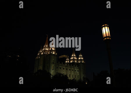 Nacht Ansicht Nordseite der Salt-Lake-Tempel, mit Vordergrund street lamp, Temple Square, Salt Lake City, Utah, USA Stockfoto