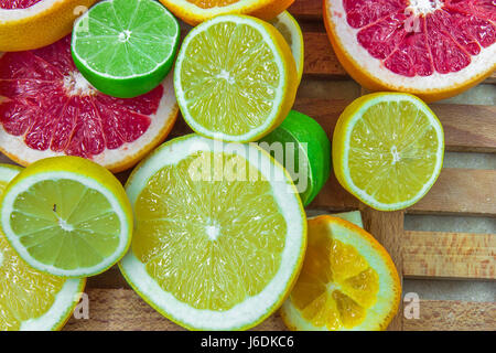 Frische gechopten Scheiben von verschiedenen Arten von Zitrusfrüchten Stockfoto
