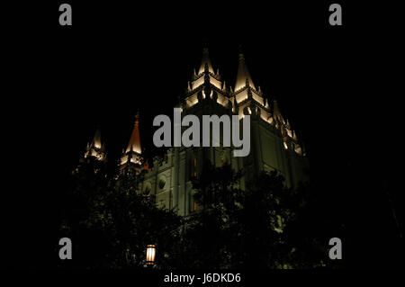 Nachtansicht der nord-westlichen Seite des Salt-Lake-Tempel, Temple Square, Salt Lake City, Utah, USA Stockfoto