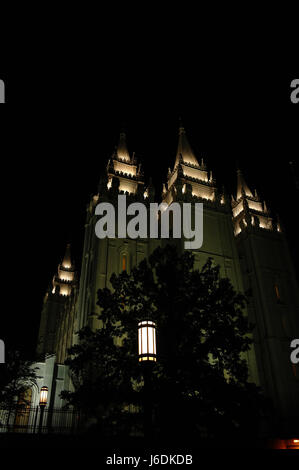 Nacht Portrait von beleuchteten Westseite der Salt-Lake-Tempel, Temple Square, Salt Lake City, Utah, USA Stockfoto