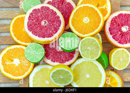 Frische gechopten Scheiben von verschiedenen Arten von Zitrusfrüchten Stockfoto