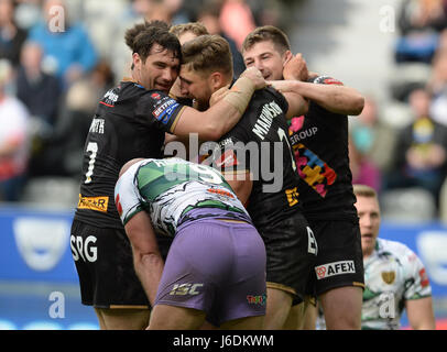 St Helens Tommy Makinson (rechts) feiert seinen Versuch mit Teamkollegen wie Hull FC Danny Houghton während Tag eines Betfred Super League magische Wochenende in St James' Park, Newcastle niedergeschlagen ist. Stockfoto