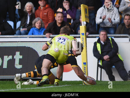 Wespen Josh Bassett punktet ein Last-Minute gewinnen versuchen während Aviva Premiership Halbfinalspiel in der Ricoh Arena Coventry. Stockfoto