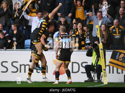 Wespen Josh Bassett (Mitte links) feiert Last-Minute-Sieg versuchen während Aviva Premiership Halbfinalspiel in der Ricoh Arena Coventry erzielte. Stockfoto