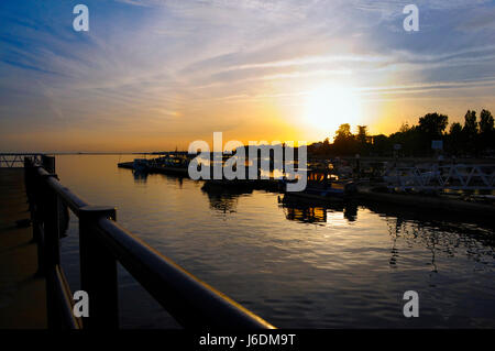 Olhao Wasser vorne Sonne untergeht Boote vor Stockfoto