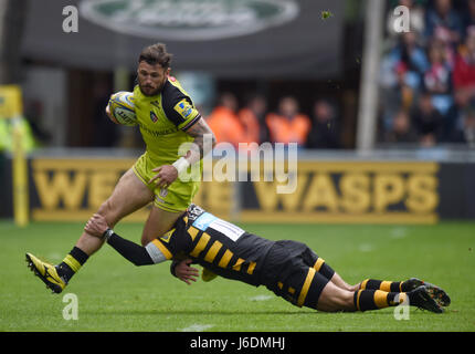 Leicester Tigers Adam Thompstone von Wespen Willie le Roux während Aviva Premiership Halbfinalspiel in der Ricoh Arena Coventry in Angriff genommen wird. Stockfoto