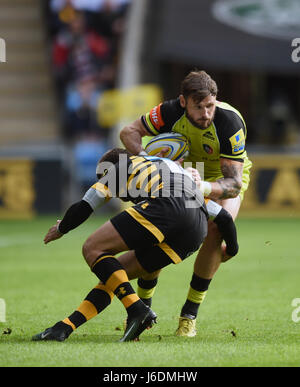 Leicester Tigers Adam Thompstone von Wespen Willie le Roux während Aviva Premiership Halbfinalspiel in der Ricoh Arena Coventry in Angriff genommen wird. Stockfoto