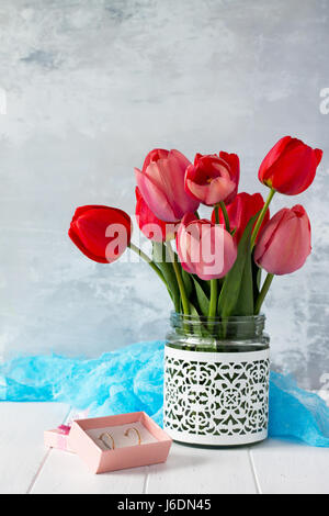 Hintergrund-Hochzeit. Schöne frische rosa und roten Tulpen Blumen in einer Vase. Kopieren Sie Raum. Stockfoto