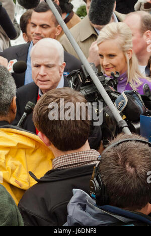 KEENE, NH / USA - 7. Januar 2008: US-Senator John McCain spricht mit Anhängern auf ein Outdoor-Kundgebung am letzten Tag vor der 2008 NH primäre. Stockfoto