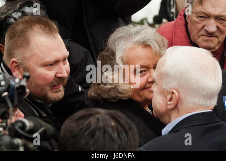 KEENE, NH / USA - 7. Januar 2008: US-Senator John McCain spricht mit Anhängern auf ein Outdoor-Kundgebung am letzten Tag vor der 2008 NH primäre. Stockfoto