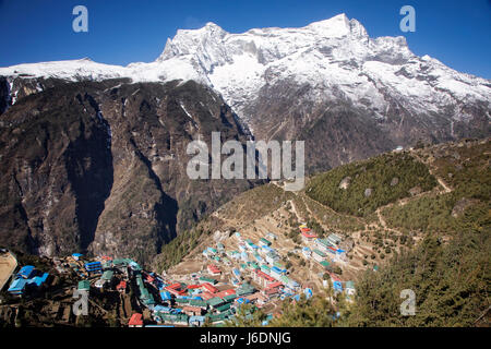 Namche (3440 m) in der Khumbu-Region und Sagarmatha National Park auf dem Weg zum Mount Everest, Nepal. Stockfoto