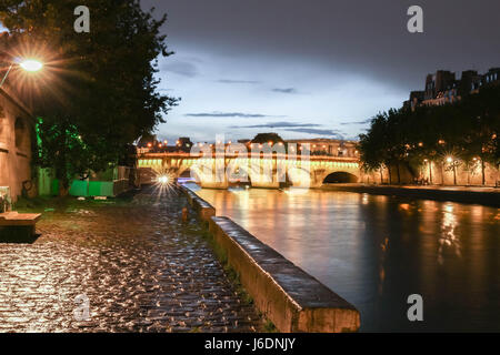 Die Pont Neuf (Neuf Brücke) von Paris in der Morgendämmerung. Stockfoto