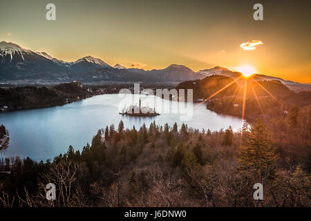 Sonnenuntergang in der See von Bled Slowenien Stockfoto