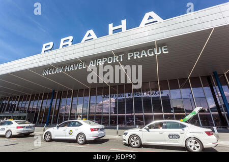 Taxi Autos, Taxis am Flughafen Prag Ruzyne Tschechien Stockfoto