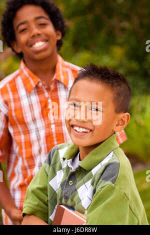 Glückliche junge Kinder Lächeln und lachen. Stockfoto