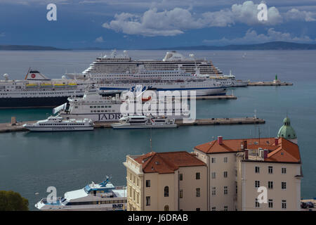 Kreuzer und Schiffe im Hafen der Stadt Split, Dalmatien, Kroatien Stockfoto