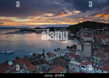 Sonnenuntergang über der Stadt Split, Dalmatien, Kroatien Stockfoto