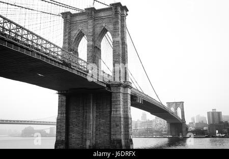 Schwarz / weiß-Bild von der Brooklyn Bridge Manhattan im Hintergrund Stockfoto