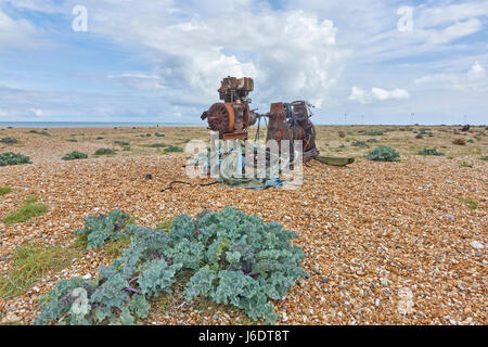 Dungeness Kent. Die rostige alte Winde diente einst dazu, Fischerboote den steilen Kiesstrand hinauf zu schleppen; jetzt sieht sie unheimlich aus wie ein Mann aus Metallrobotern. Trostlos Stockfoto