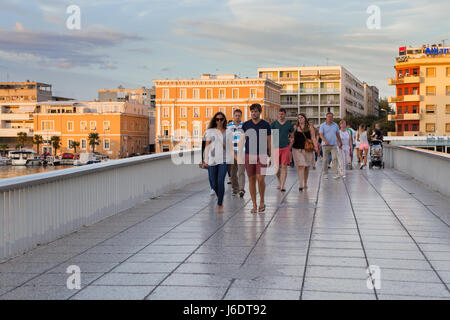 Touristen zu Fuß über die Brücke im Hafen Jazine in der Stadt Zadar, Dalmatien, Kroatien Stockfoto