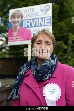 Dr. Louise Irvine von National Health Action Party, Kampagnen in Haslemere, Surrey, Teil des South West Surrey Wahlkreises wo sie gegen Gesundheitsminister Jeremy Hunt steht. Stockfoto