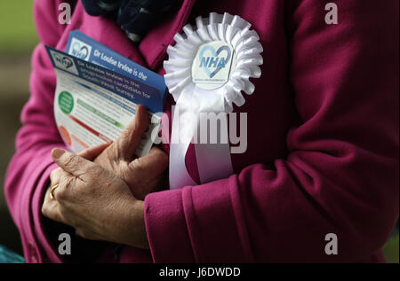 Ein Blick auf die NHA Rosette auf die Jacke von Dr. Louise Irvine von National Health Action Party, als sie setzt in Haslemere, Surrey, Teil des South West Surrey Wahlkreises wo sie gegen Gesundheitsminister Jeremy Hunt steht. Stockfoto