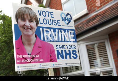 Ein Plakat für Dr. Louise Irvine von National Health Action Party, in Haslemere, Surrey, Teil des South West Surrey Wahlkreises wo sie gegen Gesundheitsminister Jeremy Hunt steht. Stockfoto