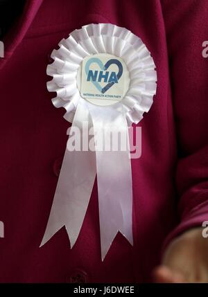 Ein Blick auf die NHA Rosette auf die Jacke von Dr. Louise Irvine von National Health Action Party, als sie setzt in Haslemere, Surrey, Teil des South West Surrey Wahlkreises wo sie gegen Gesundheitsminister Jeremy Hunt steht. Stockfoto