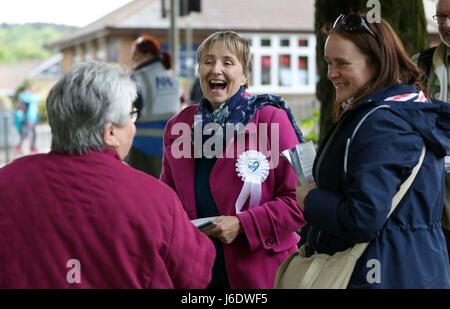 Dr. Louise Irvine (Mitte) von der National Health Action Party, chats mit Mitgliedern der Öffentlichkeit, wie sie Kampagnen in Haslemere, Surrey, Teil des South West Surrey Wahlkreises wo sie gegen Gesundheitsminister Jeremy Hunt steht. Stockfoto