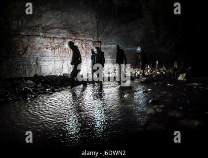 Höhlenforscher erkunden Gaping Gill, die größte Höhle in Großbritannien, vor Ort in den Yorkshire Dales National Park wird am kommenden Wochenende für die Öffentlichkeit zugänglich. Stockfoto