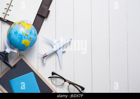 Business-Reise-Konzept. Flugzeug und leere offene Notebook für Ihren Text. Stockfoto