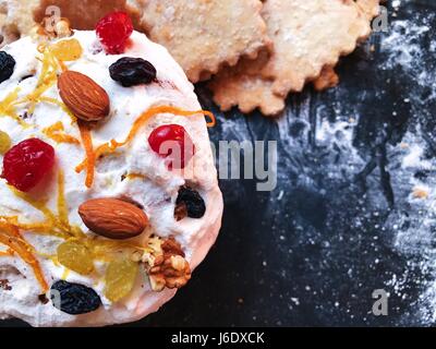 Festliche Cookies auf einem Brett schwarze Küche mit Puderzucker bestreuen. Restaurant-Foto mit Platz für Ihren Text. Ansicht von oben Stockfoto