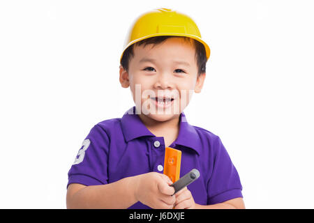 Kleine Handwerker im Helm mit Reparatur-tools Stockfoto