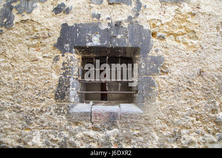 alte Fenster mit Balken Stockfoto