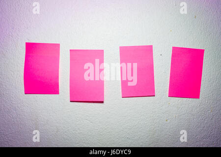 Papier-Schuldbrief auf Wand Hintergrund Stockfoto