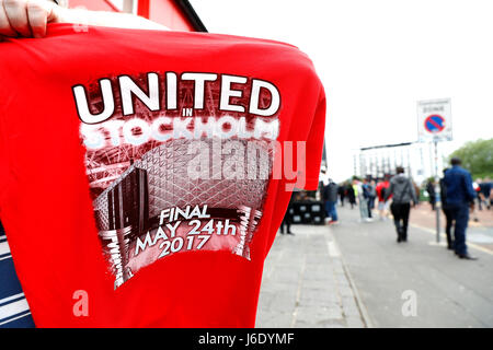 Europa League Finale T-shirts zwischen Manchester United und Ajax in Stockholm zum Verkauf außerhalb der Boden vor der Premier-League-Spiel im Old Trafford, Manchester. Stockfoto