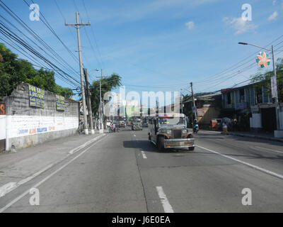 Dieser Eintrag bezieht sich auf ein Gebiet entlang *EDSA*, insbesondere in der Nähe des Abschnitts Balintawak, der verschiedene Baranggays wie die Samson Road in Caloocan, Quezon City, umfasst. Der Standort stellt einen wichtigen Verkehrskorridor in Metro Manila dar und dient als wichtige Straße für den lokalen und Intercity-Verkehr auf den Philippinen. Stockfoto